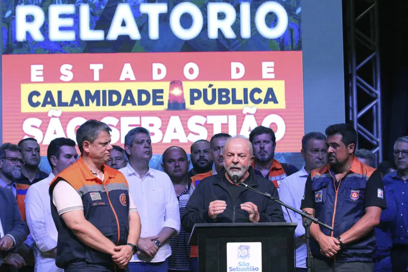 Sāo Sebastiāo (SP) - 20/02/2023 - O presidente, Luiz Inácio Lula da Silva (d), e o governador de Sāo Paulo,Tarcísio de Freitas (e) durante pronunciamento sobre a situação emergencial no litoral norte de São Paulo após as fortes chuvas. Foto: Rovena Rosa/Agência Brasil