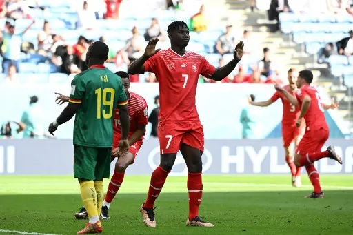 Atacante Embolo fez o gol da vitória suíça, mas não comemorou por respeito a Camarões, onde nasceu