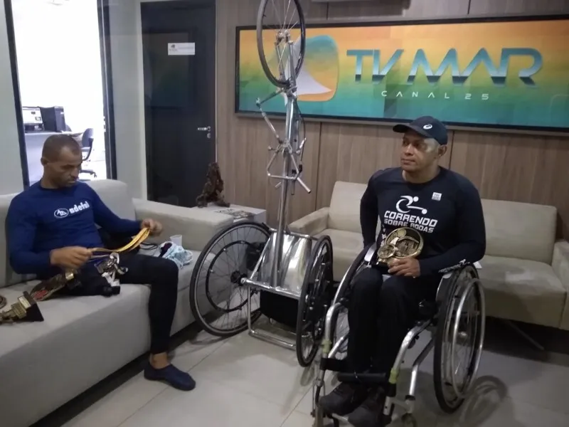 Carlos Guedes vive com um salário mínimo e Givaldo Augusto conta que é sustentado pela mulher