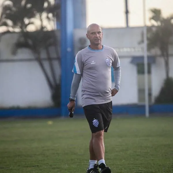 Novo técnico do CSA, Adriano Cabeça mudou peças fundamentais na equipe azulina, contra a Ponte Preta