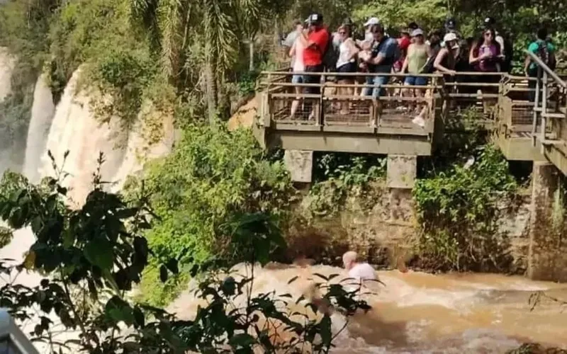 Imagem ilustrativa da imagem TURISTA MORRE AO CAIR NAS CATARATAS DO IGUAÇU TENTANDO TIRAR SELFIE