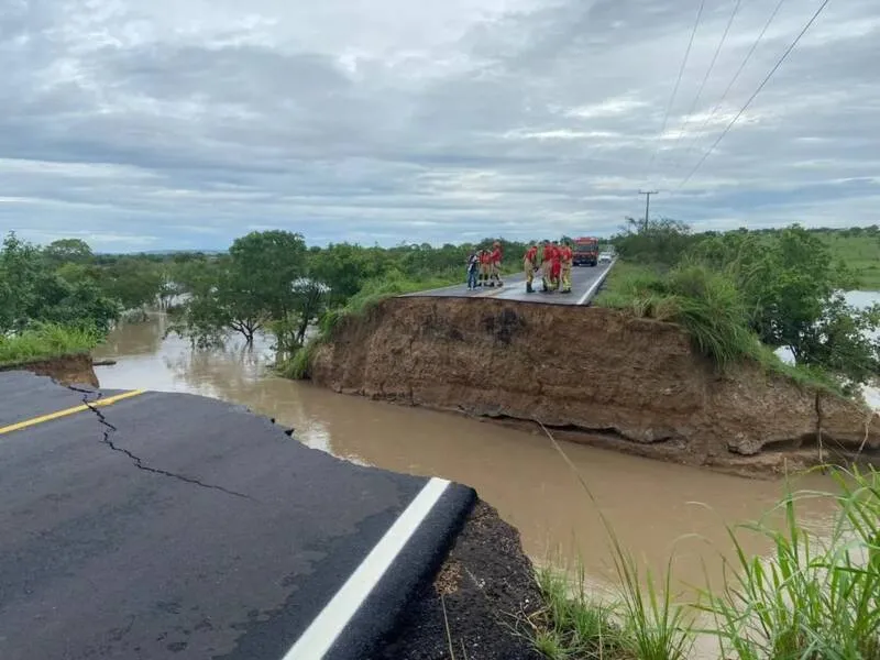 A morte ocorreu na madrugada quando uma cratera surgiu na rodovia SE-290, entre Itabaianinha e Tobias Barreto