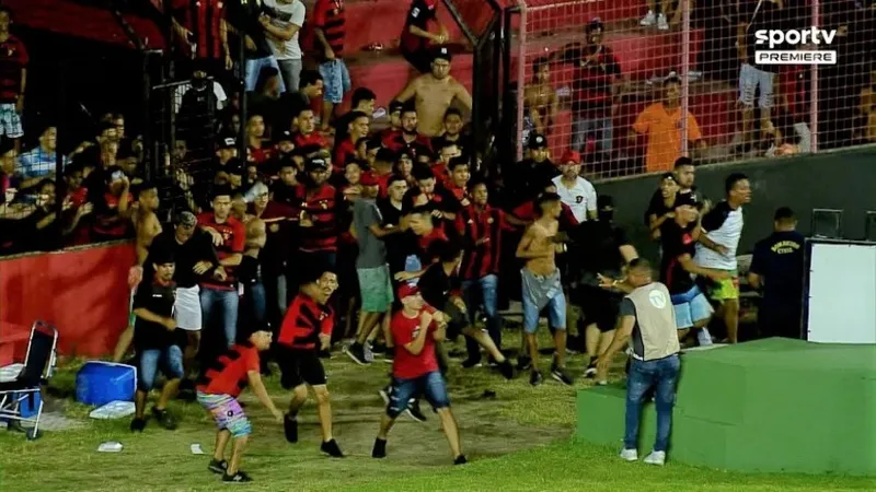 Momento em que torcedores da equipe rubro-negra invadiram o gramado da Ilha do Retiro, após gol do Vasco