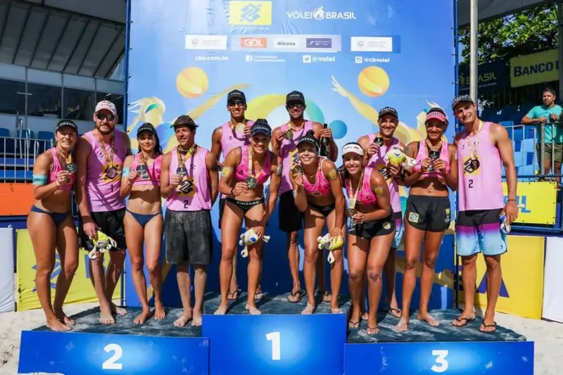 Atletas de vôlei de praia durante premiação da etapa realizada em Maceió, na orla da Pajuçara