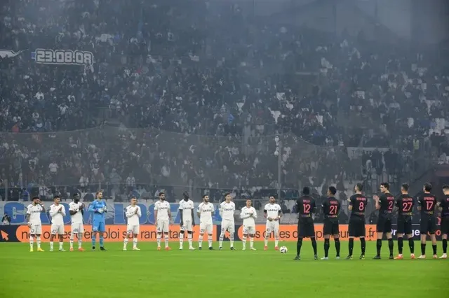 Jogadores de Olympique de Marselha e Toulouse respeitam um minuto de silêncio em homenagem ao Rei Pelé