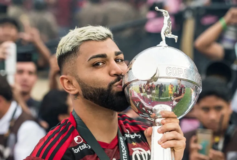 Bicampeão da Libertadores pelo Fla, Gabigol ganhou a autorização de Zico para utilizar a famosa camisa 10