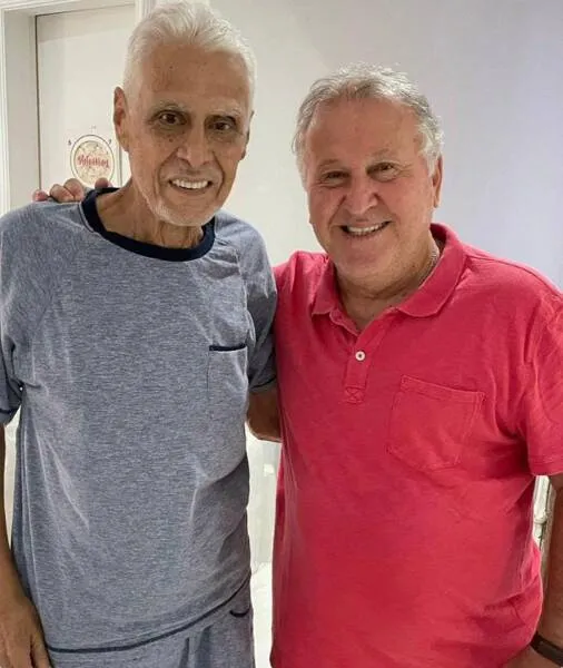 Roberto Dinamite, maior ídolo do Vasco, posou ao lado de um de seus grandes amigos, Zico, maior ídolo do Fla