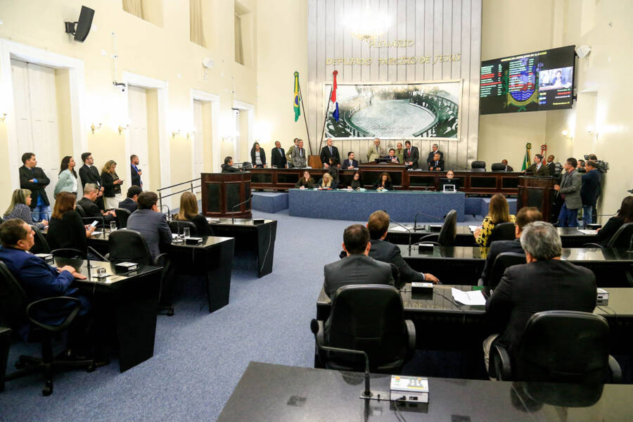 Imagem ilustrativa da imagem Deputados mantêm veto a projeto da meia-entrada para advogados