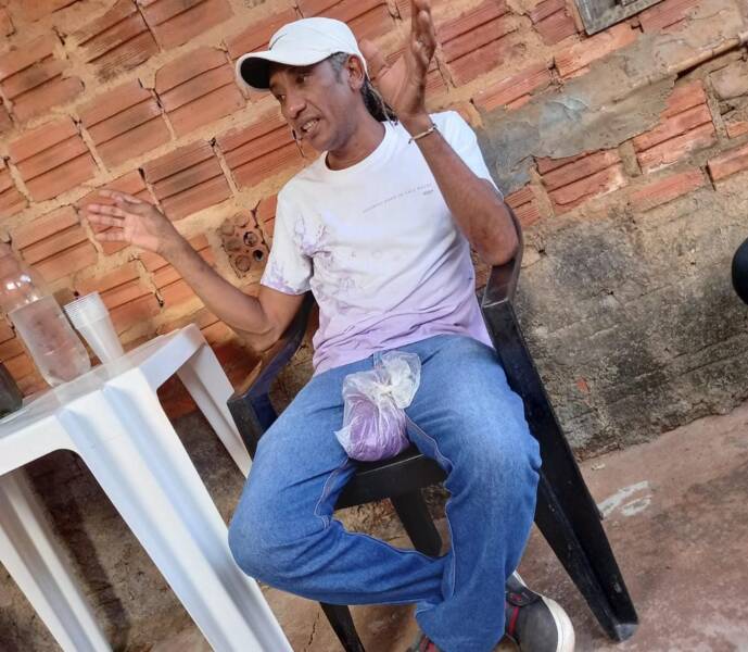 Raimundo dormia em casa, no bairro Vila Cidinha, quando dois homens encapuzados entraram no local e atiraram nele