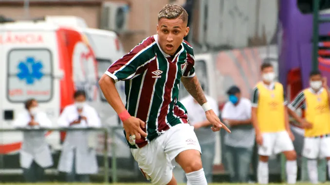 O atacante Abner Vinícius atua pelas pontas e chega para ser opção para o técnico Marcelo Cabo no Azulão