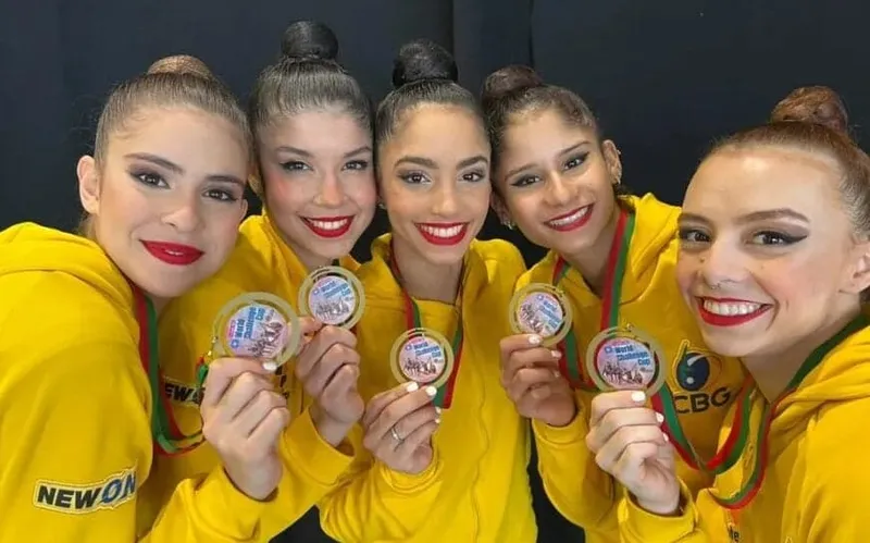Meninas do Brasil exibem a medalha de ouro conquistada no mundial de ginástica rítmica, em Portugal