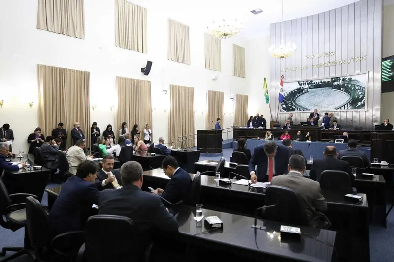Em plenário, 25 dos 27 parlamentares saudaram o retorno da deputada Flávia Cavalcante (MDB), que volta a Casa