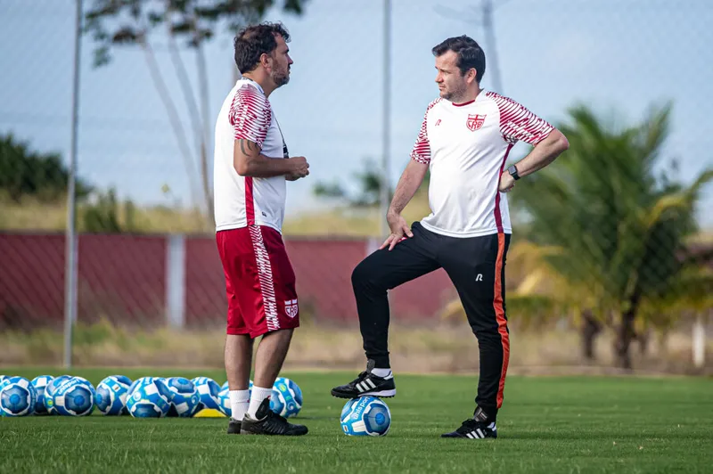 Daniel e membros da comissão técnica já chegaram e iniciaram os treinos no Ninho do Galo