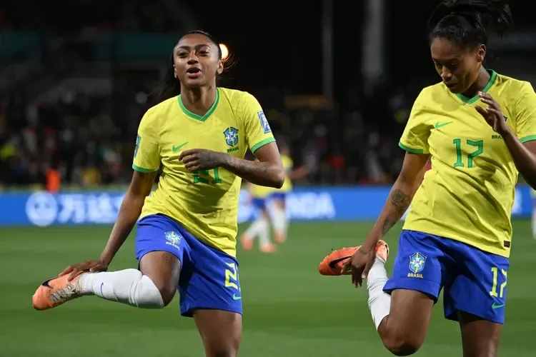 Ary e Kerolin festejam gol com a dancinha que foi criada pelo cantor alagoano Murilinho