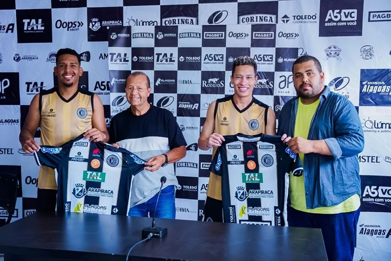Meia Yamada foi apresentado ao lado do lateral direito Jonathan Bocão e dupla pode estrear na Série D