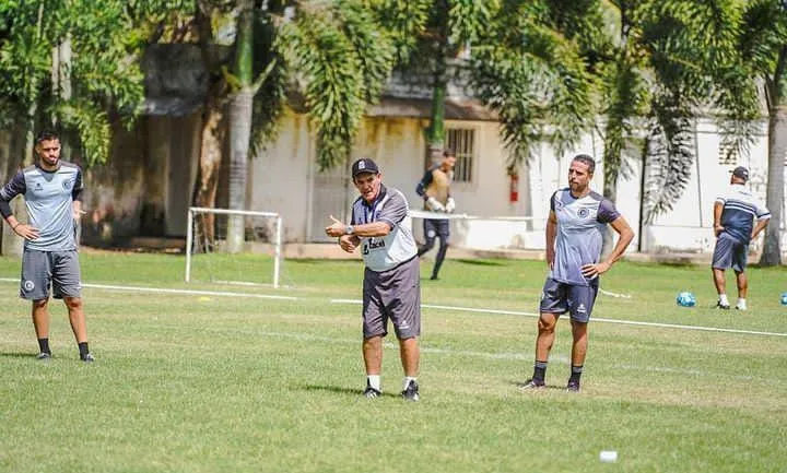 Paulo Roberto Santos tem optado por fechar os treinamentos, sem dar pistas do seu time para a estreia