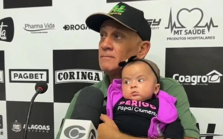 Técnico do ASA, Celso Teixeira concedeu entrevista coletiva com a filha mais nova nos braços