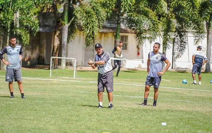 Técnico Paulo Roberto Santos tem todo seu elenco à disposição para a estreia contra o Jacuipense, neste domingo (7)