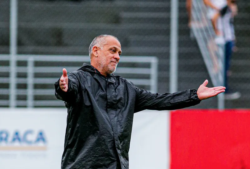 Celso Teixeira se envolveu em confusão com o meia Yamada, depois da partida entre ASA e Nacional de Patos