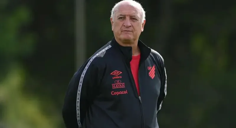 Galo agiu rápido e anunciou Felipão, 74 anos, que estava como diretor de futebol do Athletico-PR, como treinador