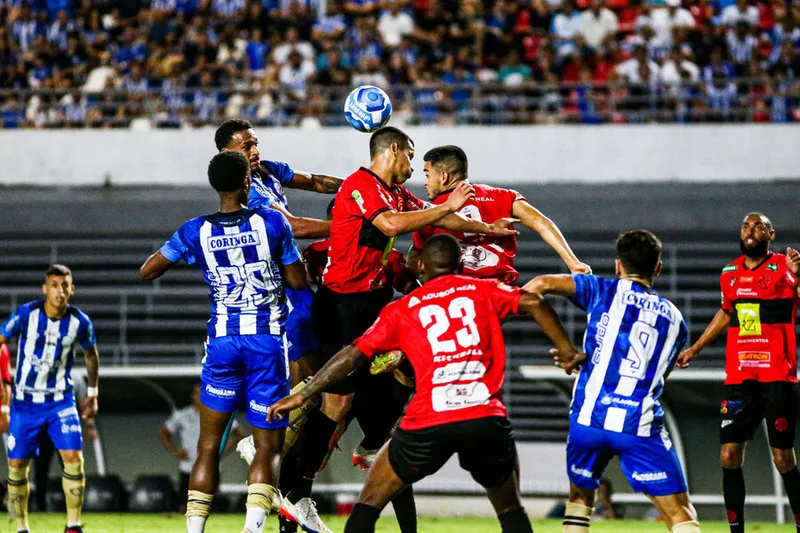 Azulão perdeu o meia Rhayner e o assistente técnico Gabriel Cabo, após confusão generalizada no Rei Pelé
