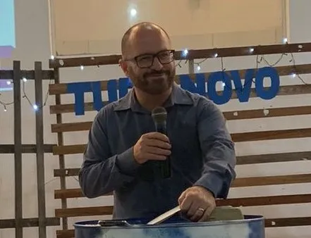 Pastor Richard congrega na Betel: ele citou histórias bíblicas como inspiração de fidelidade à juventude de hoje