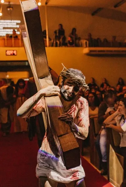 Uma das cenas mais impactantes da apresentação é a crucificação de Jesus, o Filho de Deus que veio falar do amor maior