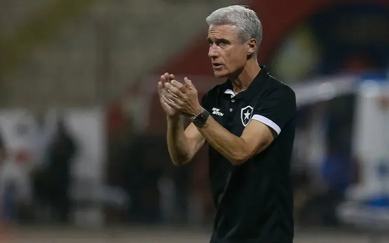 Proposta do Al-Nassr por Luís Castro, técnico do Botafogo, inclui uma casa de R$ 13 milhões