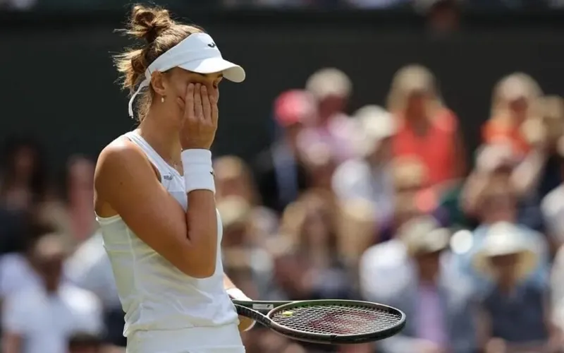Brasileira Bia Haddad sofreu uma lesão lombar, abandonou a partida e foi eliminada em Wimbledon