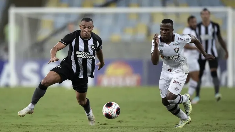 Líder, o Botafogo recebe o Fluminense, terceiro colocado, no Estádio Nilton Santos, às 18h30 deste sábado