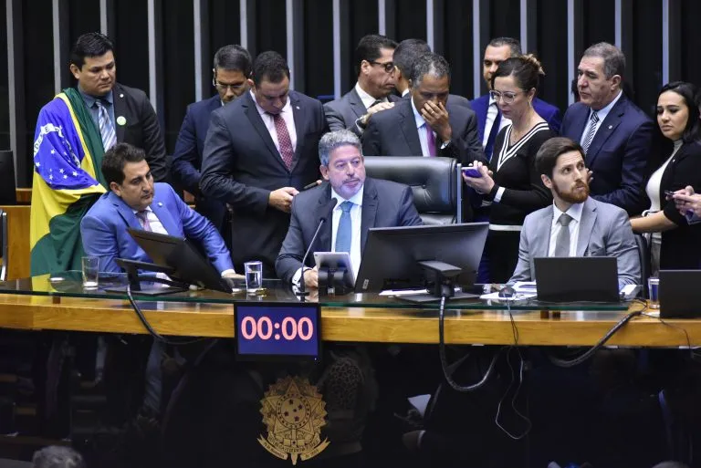 Imagem ilustrativa da imagem CÂMARA APROVA REGIME DE URGÊNCIA PARA PROJETO SOBRE AS FAKE NEWS