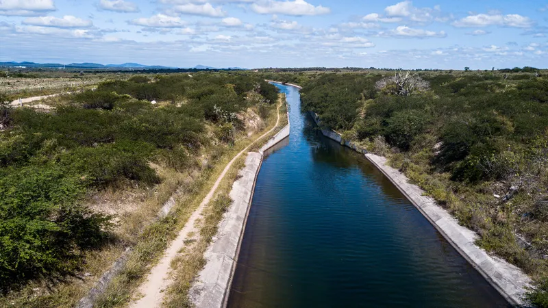 O canal tem concluído 120 quilômetros com água de boa qualidade em abundância captada num dos braços do rio São Francisco