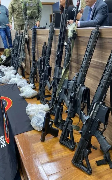 Durante a operação na Região Metropolitana do Rio, a polícia apreendeu 13 fuzis e 1 pistola