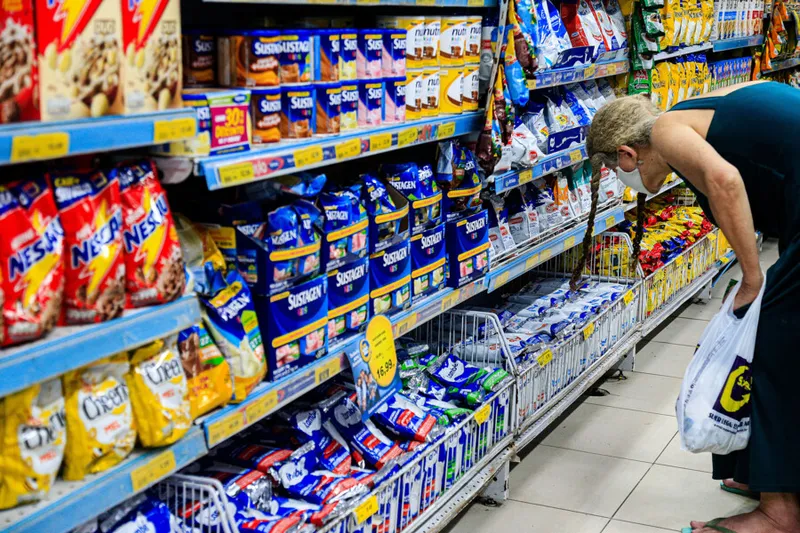 Famílias que ganham entre R$ 5,2 mil e R$ 13 mil mensais, gastam 33,3% com alimentação