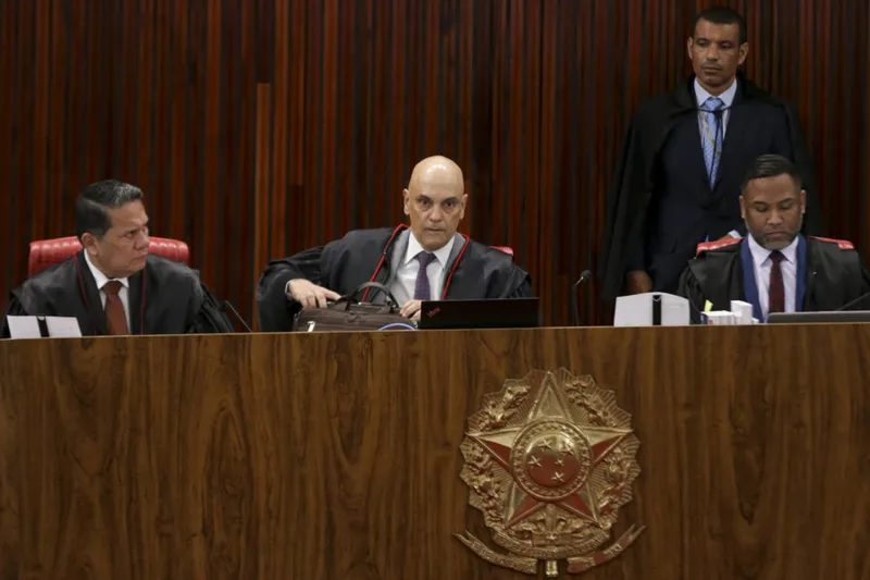 Sessão será retomada nesta sexta-feira (30), a partir das 12h, e Cármen deve ser responsável pelo voto decisivo