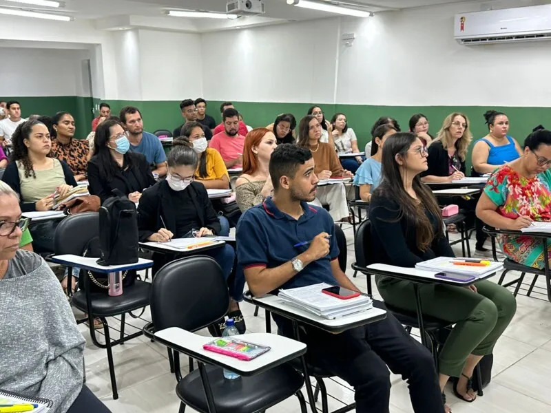Imagem ilustrativa da imagem CONCURSEIROS BUSCAM VAGAS NO SERVIÇO PÚBLICO E LOTAM CURSINHOS