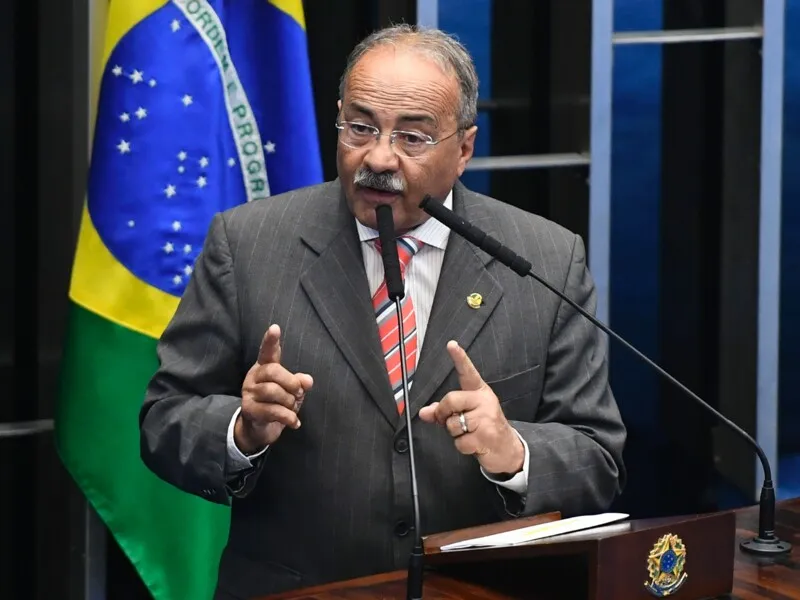 Imagem ilustrativa da imagem CONSELHO ABRE PROCESSO CONTRA SENADOR DO DINHEIRO NA CUECA