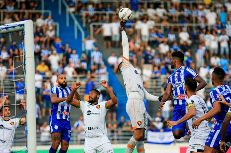 CSA e Sport em duelo pela Série B do ano passado: ambos voltam a se enfrentar nesta quarta, no Nordestão