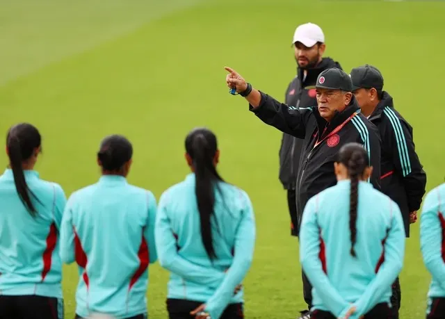 Técnico da Colômbia, Nelson Abadía, em treino com a sua equipe e que hoje vai enfrentar a Jamaica