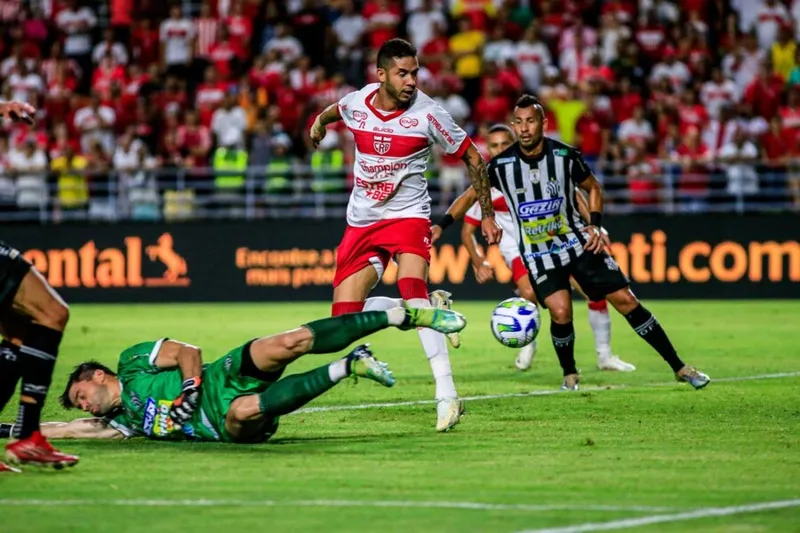 Atacante Renato deve ser novidade na escalação titular do CRB contra o Atlético Goianiense