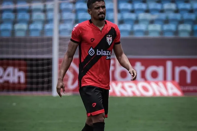 Ramon atuou entre 2022 e 2023 no Atlético-GO e vira opção para o técnico Daniel Paulista no CRB