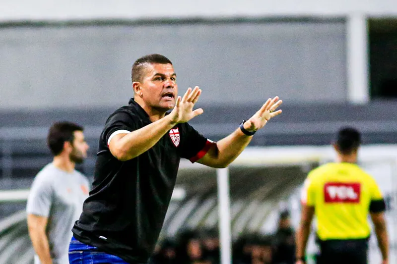 Com apenas uma vitória na Série B, técnico Umberto Louzer teve seu cargo ameaçado
Lance do jogo entre CRB e Athletico Paranaense - PR, partida válida pela 2º Fase da Copa do Brail, realizada no Estádio Rei Pelé, em Maceió. Alagoas - Brasil.
Foto: Ailton Cruz