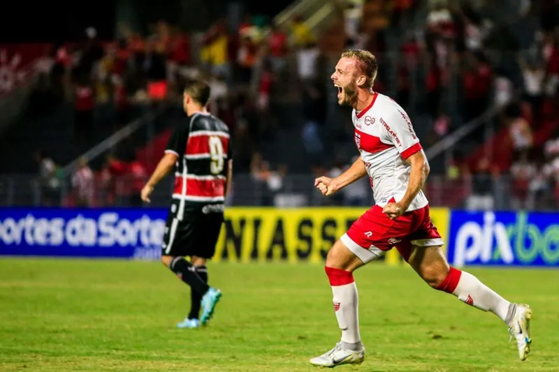 Zagueiro Fábio Alemão deve retornar ao time titular do Galo na partida contra o Vila Nova, no próximo domingo (21)