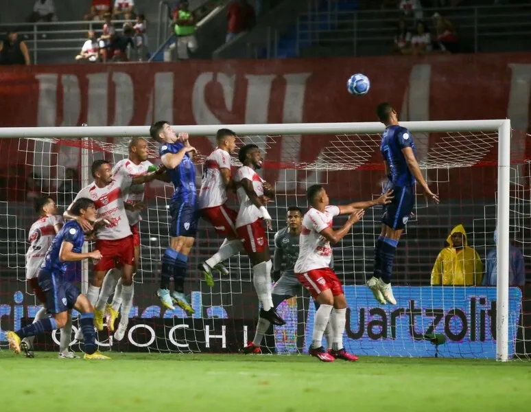 A única vez que o Galo venceu uma equipe que estava atrás na tabela, foi contra o Londrina, na 15ª rodada da Série B
