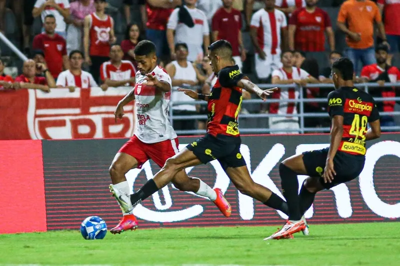 Galo superou os desfalques no Trapichão e venceu o até então líder da competição por 2x0