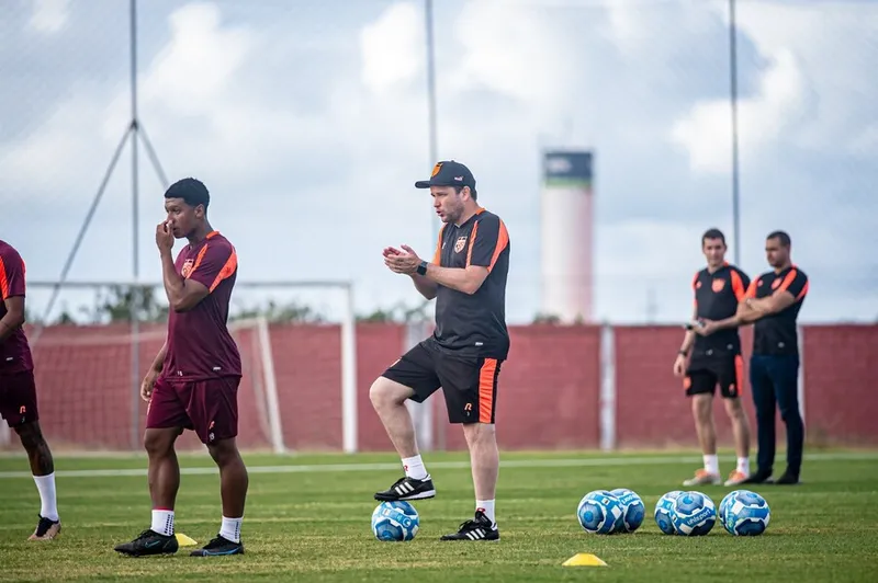 Técnico Daniel Paulista deu início a mais uma semana de treinamentos no CRB
