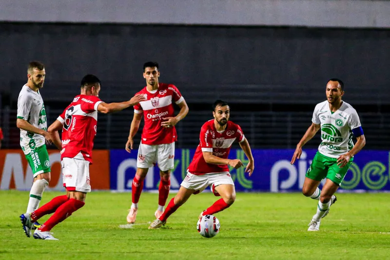 Galo encara a Chape, que está passando por um momento de dificuldade na Série B