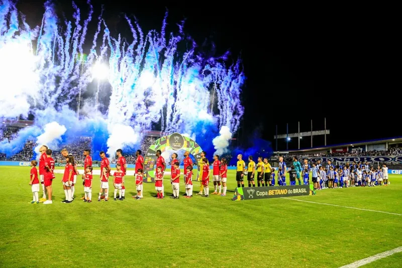 Jogando dentro de casa, Azulão obteve apenas oito vitórias em 2023, além oito partidas sem conseguir vencer