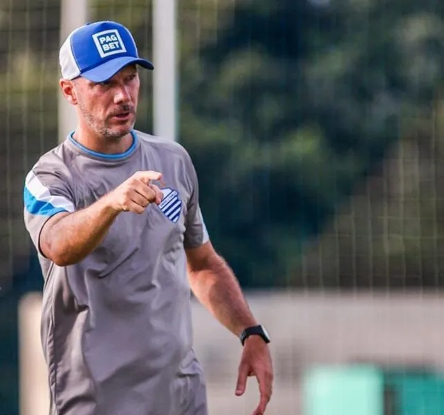 Técnico Vinícius Bergantin comanda treinamentos do CSA, nesta semana, visando ao duelo com o Brusque