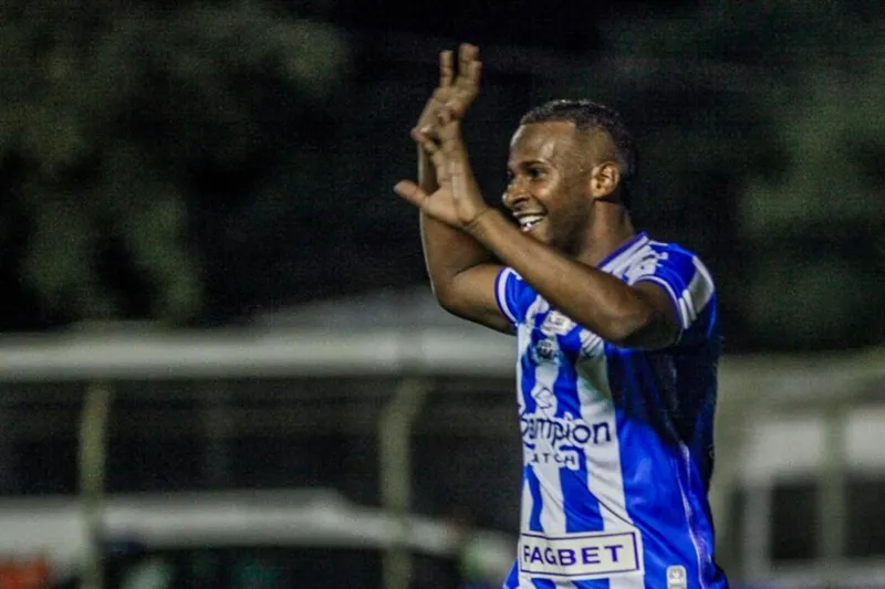 Atacante Robinho chegou à terceira lesão na temporada e situação preocupa a comissão técnica azulina